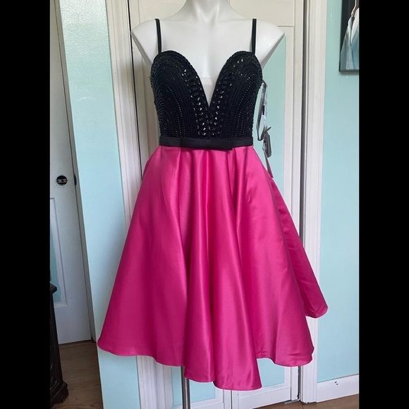 Hot Pink Black Plunge Neck Cocktail Dress Size 4 Fuchsia Homecoming Hoco 50’s - Picture 2 of 7